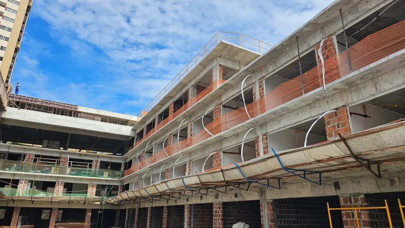 Pátio interno da obra, visto de baixo, com os pavimentos em construção