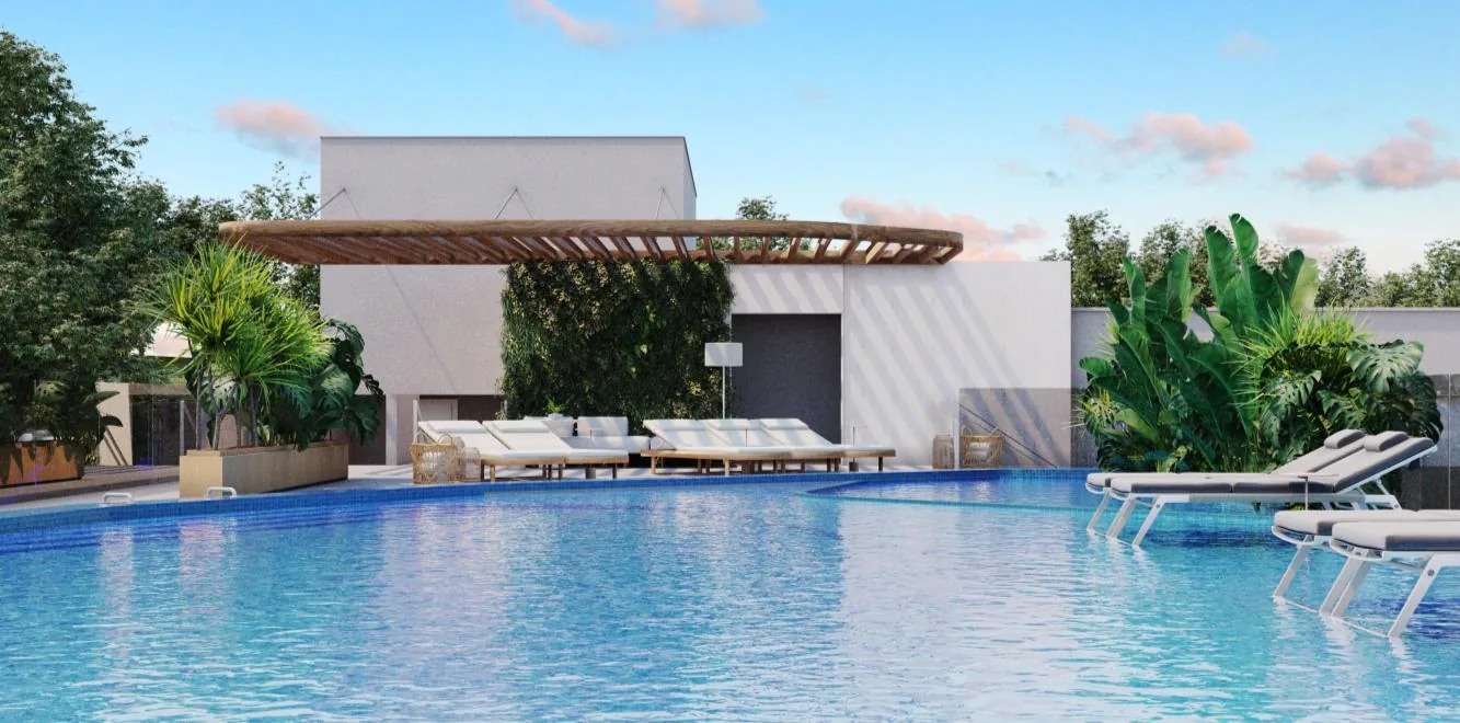 Piscina com deck e espreguiçadeiras