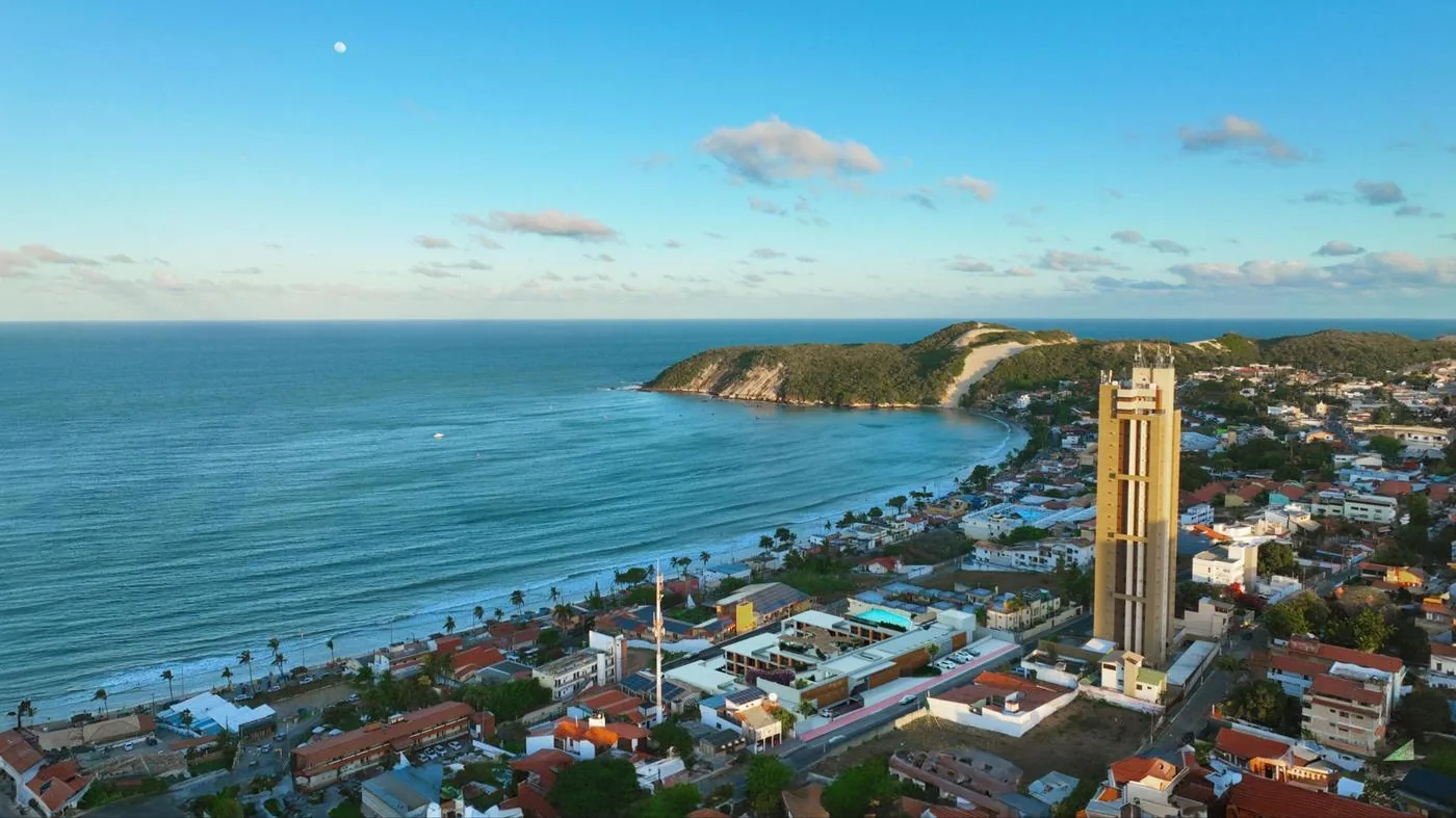 Vista aérea da praia de Ponta Negra com o Morro do Careca